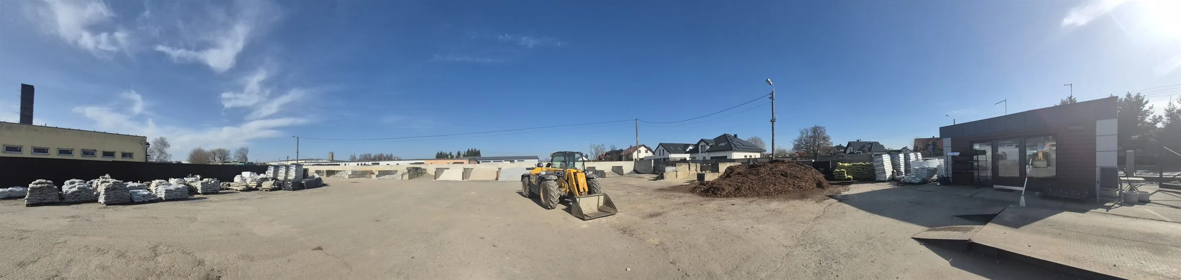 Panorama placu STENAR w Stęszewie z asortymentem kamienia i kruszyw